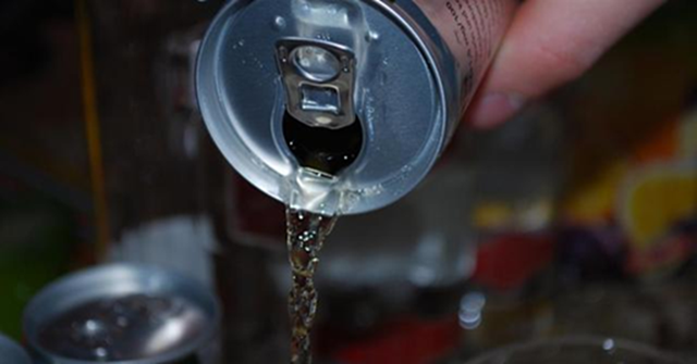 Người kh&ocirc;n ngoan sẽ uống nước tăng lực theo c&aacute;ch n&agrave;y, nhận về lợi &iacute;ch k&eacute;p- Ảnh 1.