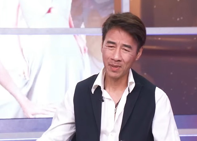 Chồng k&eacute;m 13 tuổi của nữ danh ca 74 tuổi: "Lần đầu ti&ecirc;n về Việt Nam, t&ocirc;i ngạc nhi&ecirc;n lắm"- Ảnh 1.