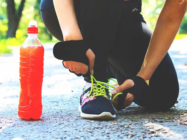 C&oacute; n&ecirc;n uống nước tăng lực trước hoặc trong l&uacute;c tập luyện?- Ảnh 1.