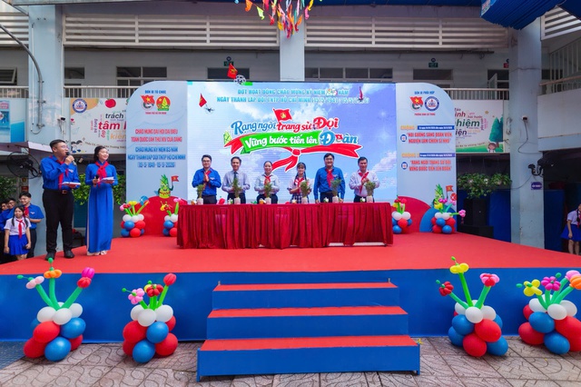 C&aacute;c Đại biểu c&ugrave;ng học sinh thực hiện nghi thức ph&aacute;t động đợt hoạt động.