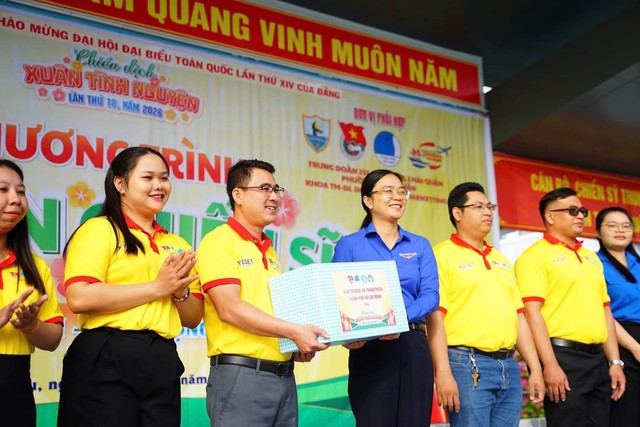 Xu&acirc;n Chiến sĩ 2026: Thắm t&igrave;nh qu&acirc;n d&acirc;n, rạng ngời sức trẻ th&agrave;nh phố- Ảnh 4.