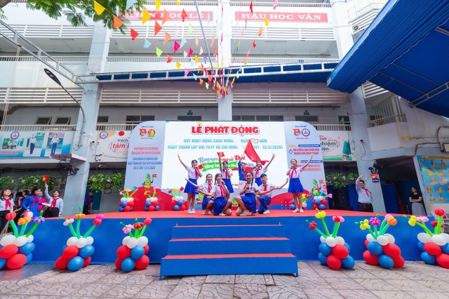 Văn Nghệ ch&agrave;o mừng.