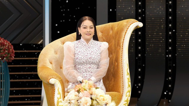 Nữ ca sĩ mua điện thoại trị gi&aacute; 6 chỉ v&agrave;ng- Ảnh 2.