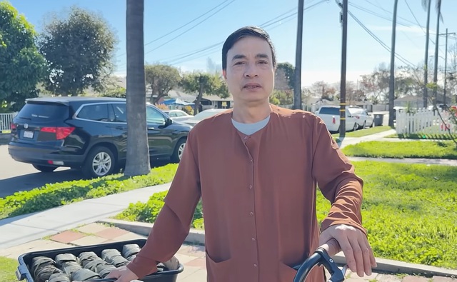 Bố ruột b&eacute; Xu&acirc;n Mai đạp xe b&aacute;n b&aacute;nh chưng ở Mỹ: "T&ocirc;i thất nghiệp nửa năm nay rồi"- Ảnh 1.