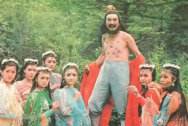 Y&ecirc;u qu&aacute;i trăm mắt T&acirc;y Du K&yacute; 1986 ngo&agrave;i đời g&acirc;y cho&aacute;ng: Tốt nghiệp Văn học, về gi&agrave; nghi&ecirc;n cứu UFO, cả đo&agrave;n phim phải nể v&igrave; một chuyện- Ảnh 1.