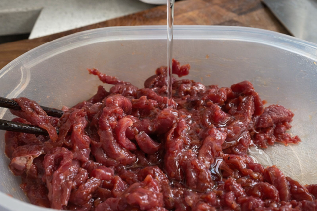 Th&ecirc;m 1 loại quả v&agrave;o ướp, thịt b&ograve; nấu xong mềm mọng, thơm ngon, bổ sung sắt cực tốt- Ảnh 1.