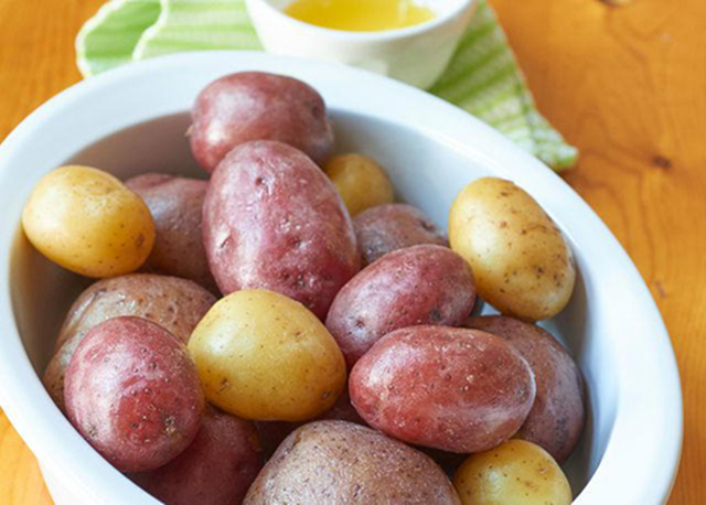 T&ocirc;i đ&atilde; thử 5 c&aacute;ch bảo quản khoai t&acirc;y v&agrave; ph&aacute;t hiện 1 mẹo cực đơn giản gi&uacute;p khoai tươi l&acirc;u hơn hẳn- Ảnh 2.