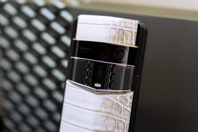 Vertu Agent Q da c&aacute; sấu bạch tạng gi&aacute; hơn 1 tỷ đồng tại Việt Nam- Ảnh 2.