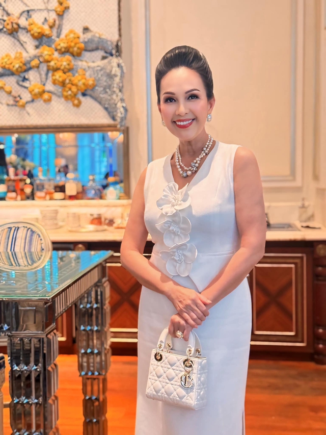 Mỹ nhân được đại gia yêu say đắm suốt 32 năm, tặng biệt thự hoành tráng, nhẫn kim cương- Ảnh 2. Mỹ nhân được đại gia yêu say đắm suốt 32 năm, tặng biệt thự hoành tráng, nhẫn kim cương- Ảnh 2.