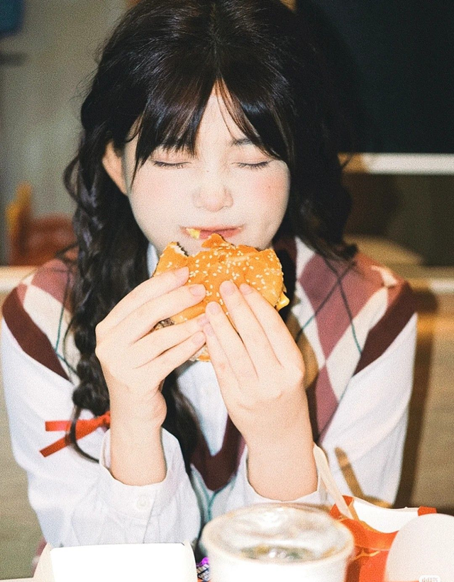 4 th&oacute;i quen &acirc;m thầm &ldquo;b&agrave;o m&ograve;n&rdquo; buồng trứng, c&ograve;n l&agrave;m rối loạn nhịp nội tiết, nhiều chị em ng&agrave;y n&agrave;o cũng l&agrave;m- Ảnh 3.