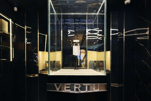 Vertu Agent Q da c&aacute; sấu bạch tạng gi&aacute; hơn 1 tỷ đồng tại Việt Nam- Ảnh 3.