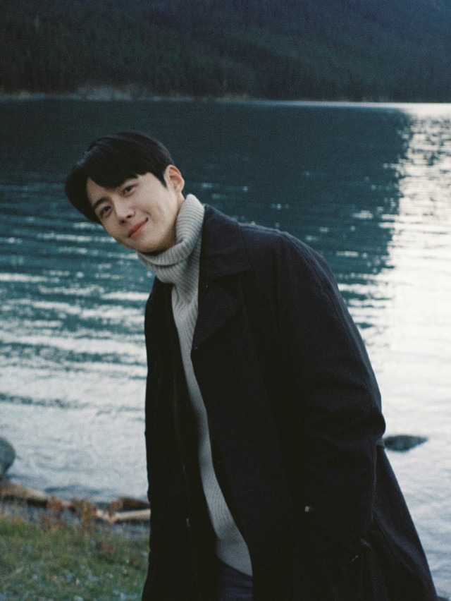 Nam diễn vi&ecirc;n c&oacute; nụ cười phải trao giải Nobel: B&iacute; quyết chăm vẻ đẹp trai tuổi 40 của Kim Seon Ho- Ảnh 1.