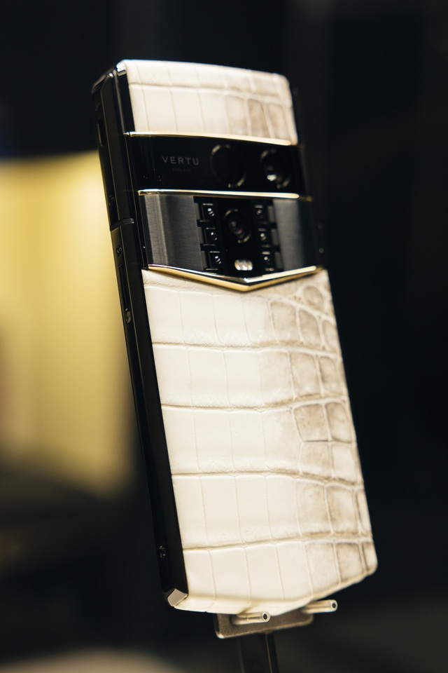Vertu Agent Q da c&aacute; sấu bạch tạng gi&aacute; hơn 1 tỷ đồng tại Việt Nam- Ảnh 1.