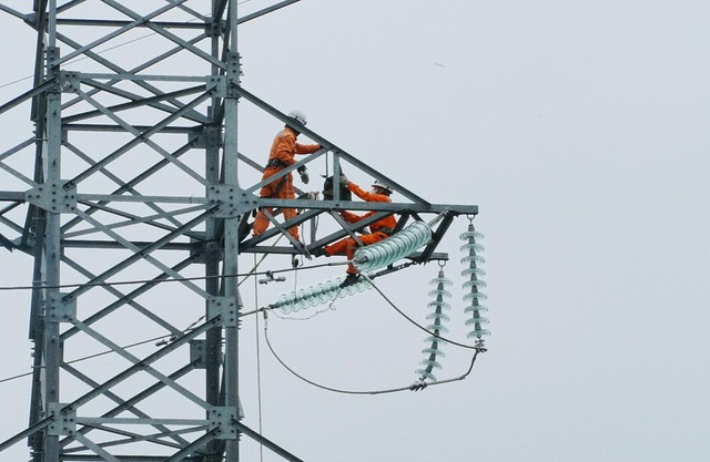 Công ty Điện lực Quảng Ninh chủ động triển khai nhiều giải pháp hữu hiệu nhằm đảm bảo cấp điện dịp Tết Nguyên đán Bính Ngọ năm 2026- Ảnh 1. Công ty Điện lực Quảng Ninh chủ động triển khai nhiều giải pháp hữu hiệu nhằm đảm bảo cấp điện dịp Tết Nguyên đán Bính Ngọ năm 2026- Ảnh 1.