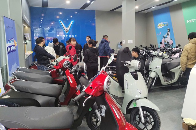 Chuỗi showroom VinFast của anh Khang ghi nhận mức doanh số trung b&igrave;nh l&ecirc;n đến 400 xe/th&aacute;ng.
