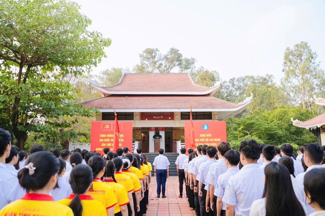 Hơn 700 sinh vi&ecirc;n Tp. Hồ Ch&iacute; Minh tham dự lễ ch&agrave;o cờ trang trọng hướng về  Đại hội đại biểu to&agrave;n quốc lần thứ XIV của Đảng- Ảnh 1.