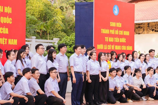 Hơn 700 sinh vi&ecirc;n Tp. Hồ Ch&iacute; Minh tham dự lễ ch&agrave;o cờ trang trọng hướng về  Đại hội đại biểu to&agrave;n quốc lần thứ XIV của Đảng- Ảnh 4.