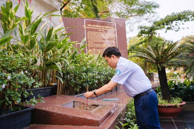 Hơn 700 sinh vi&ecirc;n Tp. Hồ Ch&iacute; Minh tham dự lễ ch&agrave;o cờ trang trọng hướng về  Đại hội đại biểu to&agrave;n quốc lần thứ XIV của Đảng- Ảnh 3.