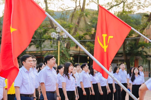 Hơn 700 sinh vi&ecirc;n Tp. Hồ Ch&iacute; Minh tham dự lễ ch&agrave;o cờ trang trọng hướng về  Đại hội đại biểu to&agrave;n quốc lần thứ XIV của Đảng- Ảnh 5.