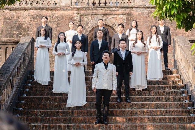 NSND Quốc Hưng ra mắt MV dài hơn 8 phút, ca ngợi "Đất nước hôm nay"- Ảnh 4. NSND Quốc Hưng ra mắt MV dài hơn 8 phút, ca ngợi "Đất nước hôm nay"- Ảnh 4.