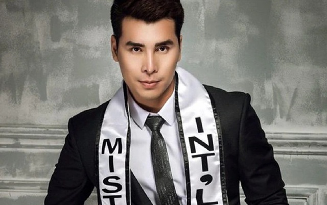 Một nam vương sang Mỹ phải đi d&aacute;n poster, đ&agrave;n anh n&oacute;i: "T&ocirc;i rất đau l&ograve;ng"- Ảnh 2.