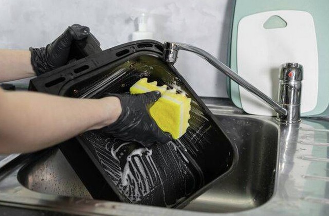 Bất cứ ai sở hữu nồi chiên không dầu được khuyến cáo kiểm tra ngay điều này- Ảnh 1. Bất cứ ai sở hữu nồi chiên không dầu được khuyến cáo kiểm tra ngay điều này- Ảnh 1.