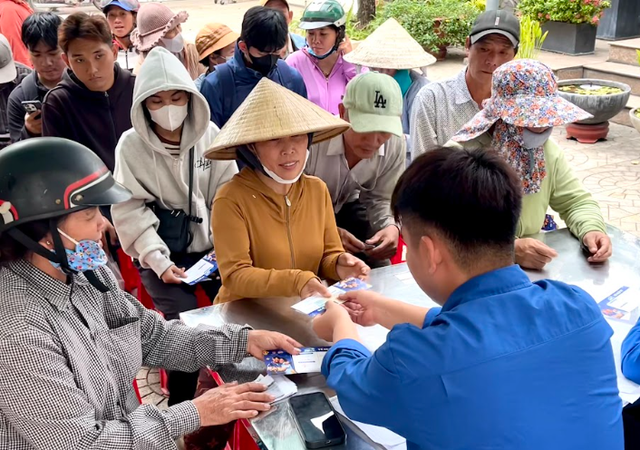 &ldquo;S&aacute;u năm bền bỉ đồng h&agrave;nh&rdquo; hơn 4.200 tấm v&eacute; đưa sinh vi&ecirc;n, người lao động kh&oacute; khăn về nh&agrave; đ&oacute;n Tết 2026- Ảnh 3.