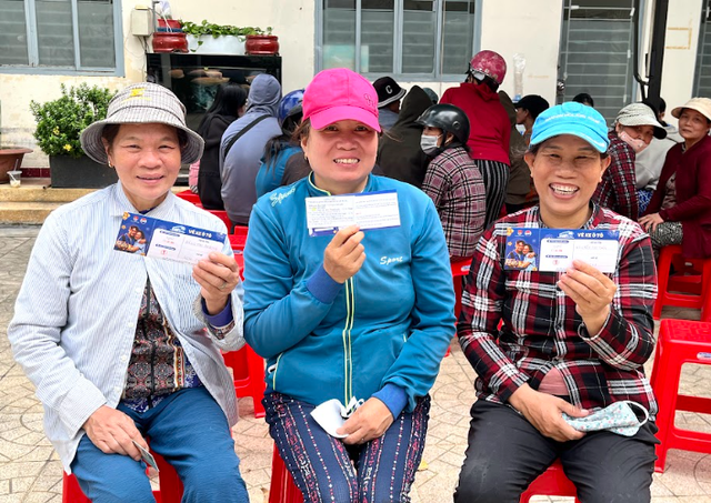 Người lao động vui mừng sau khi nhận vé xe về quê đón Tết.