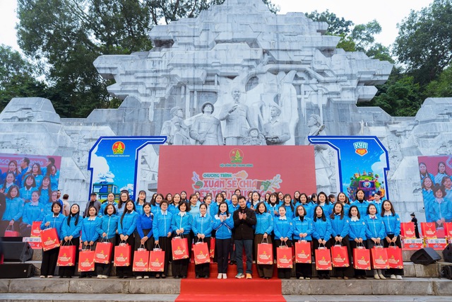 Chương tr&igrave;nh &ldquo;Xu&acirc;n sẻ chia - Tết y&ecirc;u thương&rdquo;, Ng&agrave;y hội &ldquo;Thiếu nhi Việt Nam - Học tập tốt, r&egrave;n luyện chăm&rdquo; tại tỉnh Tuy&ecirc;n Quang- Ảnh 3.