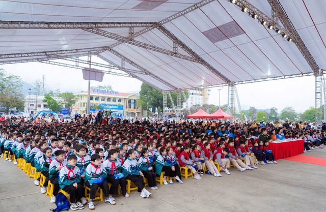 Chương tr&igrave;nh &ldquo;Xu&acirc;n sẻ chia - Tết y&ecirc;u thương&rdquo;, Ng&agrave;y hội &ldquo;Thiếu nhi Việt Nam - Học tập tốt, r&egrave;n luyện chăm&rdquo; tại tỉnh Tuy&ecirc;n Quang- Ảnh 4.