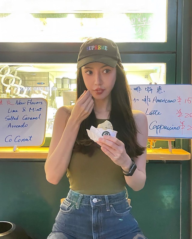 Người phụ nữ 47 tuổi n&agrave;y chống gi&agrave; đỉnh cao, netizen: &ldquo;Cứ như thể c&ocirc; ấy ăn chất bảo quản vậy!&rdquo;- Ảnh 4.