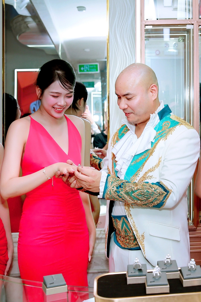 Chủ nh&acirc;n hit 2 tỷ view tặng v&ograve;ng kim cương cho &aacute; hậu, c&ocirc;ng khai ngỏ lời: "L&agrave;m vợ anh nh&eacute;!"- Ảnh 3.