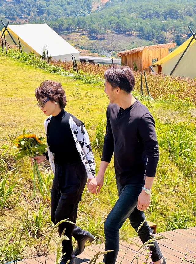 Nữ danh ca lấy chồng k&eacute;m 13 tuổi: U80 vẫn chạy bộ, chơi pickleball, m&ecirc; hột xo&agrave;n- Ảnh 2.