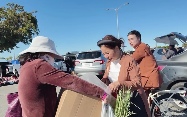 Nữ nghệ sĩ ngồi bán hàng lề đường ở Mỹ: "Đừng nghĩ đây là thiên đường"- Ảnh 2. Nữ nghệ sĩ ngồi bán hàng lề đường ở Mỹ: "Đừng nghĩ đây là thiên đường"- Ảnh 2.