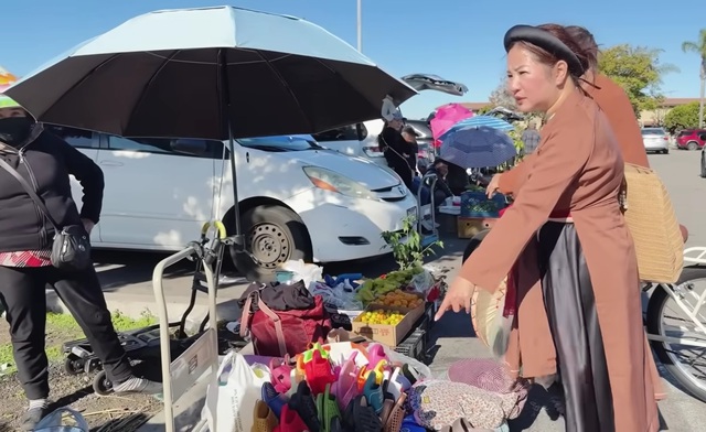 Nữ nghệ sĩ ngồi bán hàng lề đường ở Mỹ: "Đừng nghĩ đây là thiên đường"- Ảnh 1. Nữ nghệ sĩ ngồi bán hàng lề đường ở Mỹ: "Đừng nghĩ đây là thiên đường"- Ảnh 1.