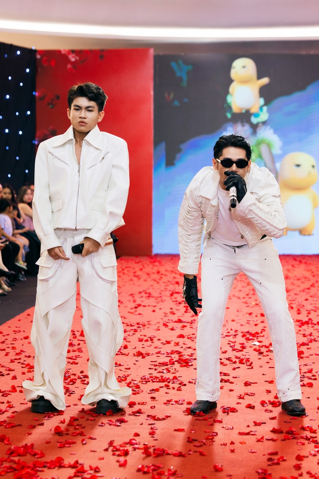 "Người mẫu triển vọng của năm" 2025 trổ tài hát rap tại sân khấu Gala Chào Xuân 2026- Ảnh 3. "Người mẫu triển vọng của năm" 2025 trổ tài hát rap tại sân khấu Gala Chào Xuân 2026- Ảnh 3.