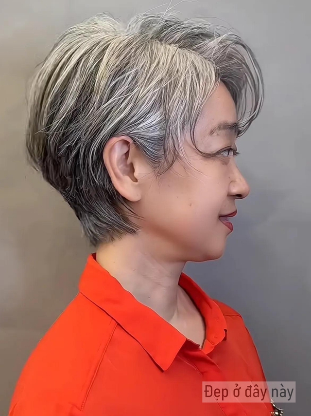 Nhiều t&oacute;c bạc kh&ocirc;ng c&ograve;n l&agrave; nhược điểm: 3 kiểu t&oacute;c ngắn gi&uacute;p phụ nữ trung ni&ecirc;n đẹp l&ecirc;n m&agrave; kh&ocirc;ng cần nhuộm- Ảnh 5.