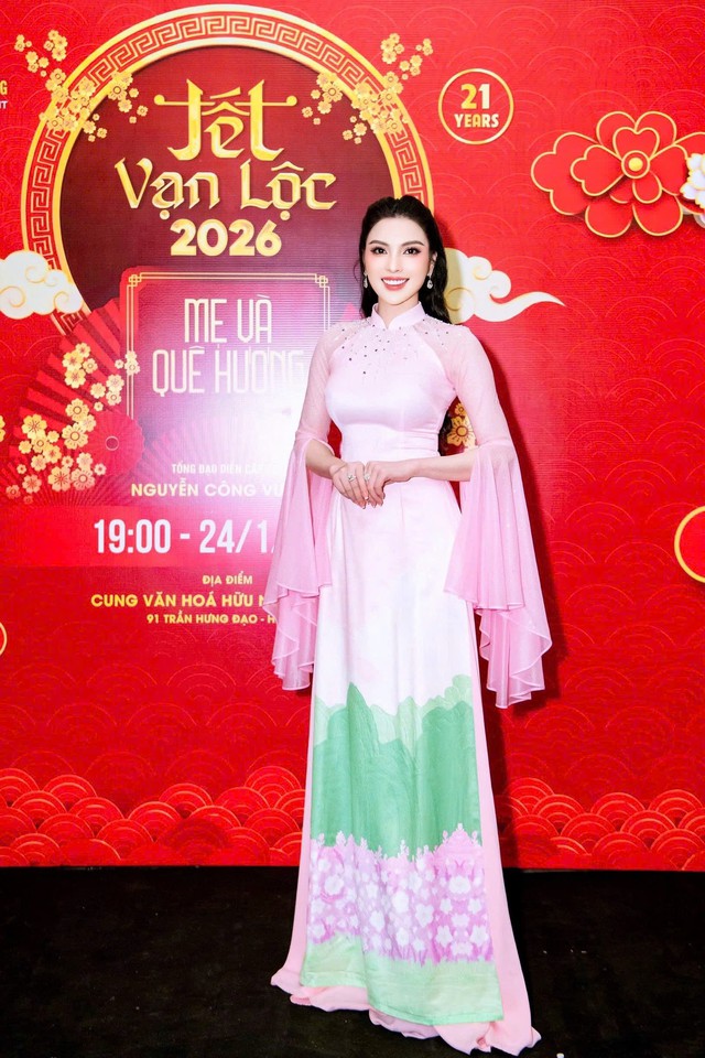 Kim Huyền S&acirc;m đ&oacute;ng h&agrave;i Tết c&ograve;n song ca c&ugrave;ng 1 nam NSƯT, kh&ocirc;ng ngại khen đ&agrave;n anh "tuyệt vời"- Ảnh 1.