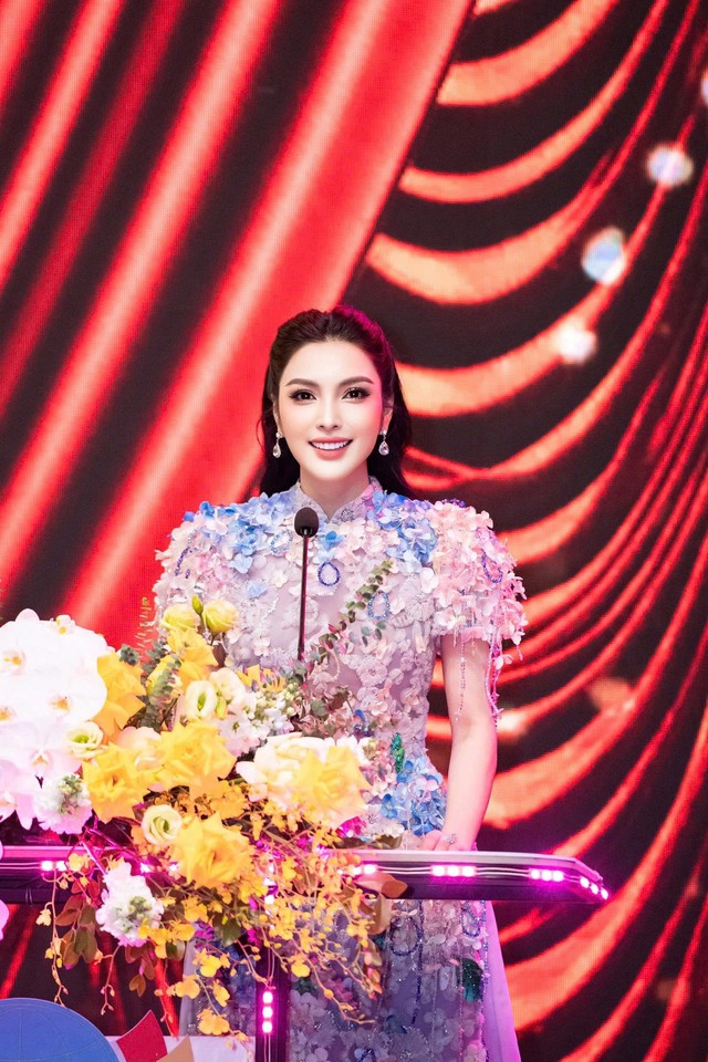 Kim Huyền S&acirc;m đ&oacute;ng h&agrave;i Tết c&ograve;n song ca c&ugrave;ng 1 nam NSƯT, kh&ocirc;ng ngại khen đ&agrave;n anh "tuyệt vời"- Ảnh 3.