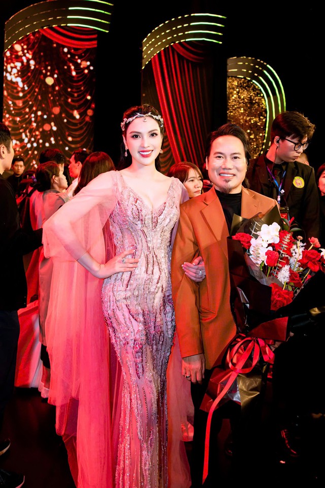 Kim Huyền S&acirc;m đ&oacute;ng h&agrave;i Tết c&ograve;n song ca c&ugrave;ng 1 nam NSƯT, kh&ocirc;ng ngại khen đ&agrave;n anh "tuyệt vời"- Ảnh 2.