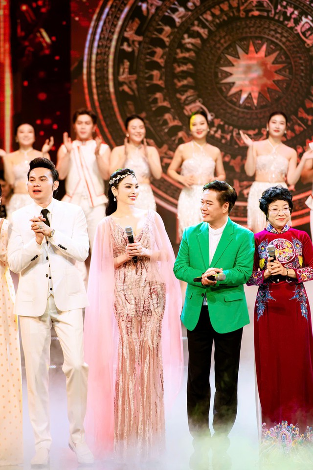 Kim Huyền S&acirc;m đ&oacute;ng h&agrave;i Tết c&ograve;n song ca c&ugrave;ng 1 nam NSƯT, kh&ocirc;ng ngại khen đ&agrave;n anh "tuyệt vời"- Ảnh 4.