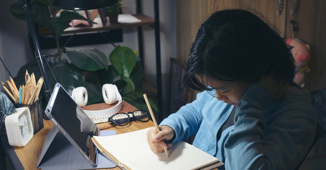 C&ocirc; b&eacute; 10 tuổi to&agrave;n học đến rạng s&aacute;ng, s&aacute;t kỳ thi lại từ chối tới trường, đằng sau l&agrave; thực tế 80% trẻ mất ngủ kh&ocirc;ng d&aacute;m n&oacute;i ra- Ảnh 1.