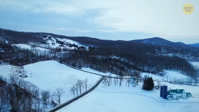 Năm 1930, to&agrave;n bộ d&acirc;n của một ng&ocirc;i l&agrave;ng đ&atilde; mất t&iacute;ch b&iacute; ẩn, để lại quần &aacute;o v&agrave; thức ăn đang nấu dở- Ảnh 1.