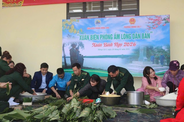 G&oacute;i b&aacute;nh chưng tết - ấm &aacute;p nghĩa t&igrave;nh qu&acirc;n d&acirc;n.