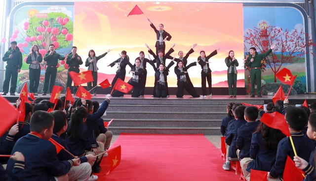 Trường Tiểu học Đo&agrave;n Thị Điểm đ&oacute;n nhận danh hiệu Anh h&ugrave;ng Lao động- Ảnh 1.