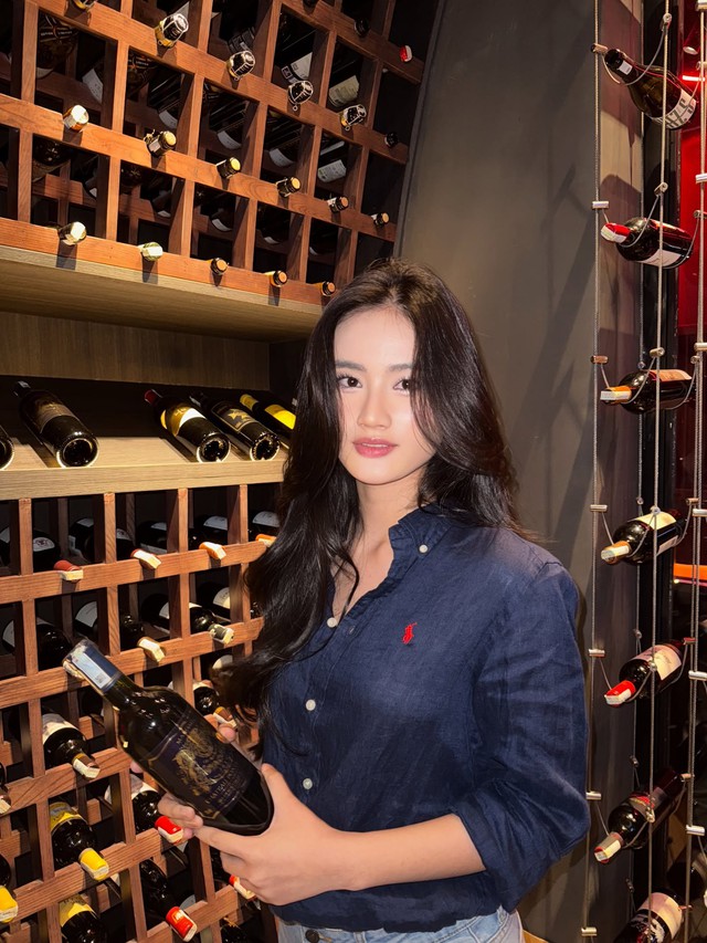 Hoa hậu &Yacute; Nhi tặng bạn trai t&uacute;i Dior, mặc &aacute;o đ&ocirc;i "qu&yacute; tộc" trước tin đồn sắp cưới- Ảnh 1.