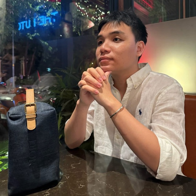 Hoa hậu &Yacute; Nhi tặng bạn trai t&uacute;i Dior, mặc &aacute;o đ&ocirc;i "qu&yacute; tộc" trước tin đồn sắp cưới- Ảnh 2.