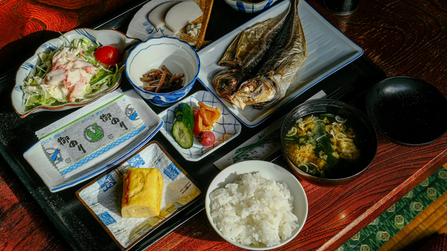 Người Nhật ăn cơm trắng mỗi ng&agrave;y vẫn kh&ocirc;ng b&eacute;o? Chuy&ecirc;n gia h&eacute; lộ 3 b&iacute; quyết gi&uacute;p giữ d&aacute;ng, bảo vệ mạch m&aacute;u, giảm nguy cơ đột quỵ, sushi c&ograve;n c&oacute; thể gi&uacute;p ổn định đường huyết- Ảnh 1.