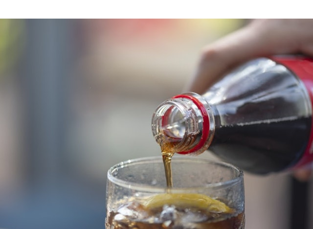 Đừng uống nước ngọt theo c&aacute;ch n&agrave;y: Người đ&agrave;n &ocirc;ng phải cắt bỏ cả hai ch&acirc;n, nhiều tiền cũng trở n&ecirc;n v&ocirc; nghĩa- Ảnh 2.