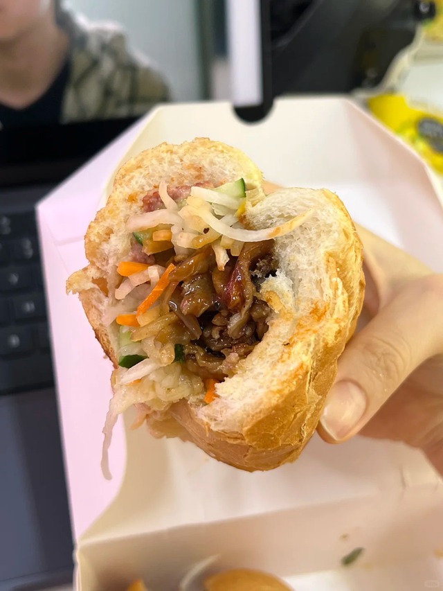 Một m&oacute;n ăn Việt Nam bất ngờ xuất hiện trong canteen của đại học top 1 Singapore- Ảnh 1.